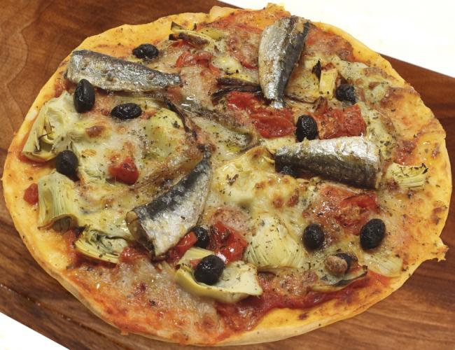 Pizza aux sardines et artichauts