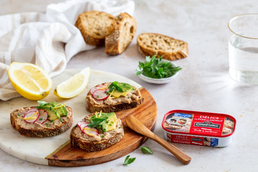 Tartines Délice de foie de morue, avocat et radis