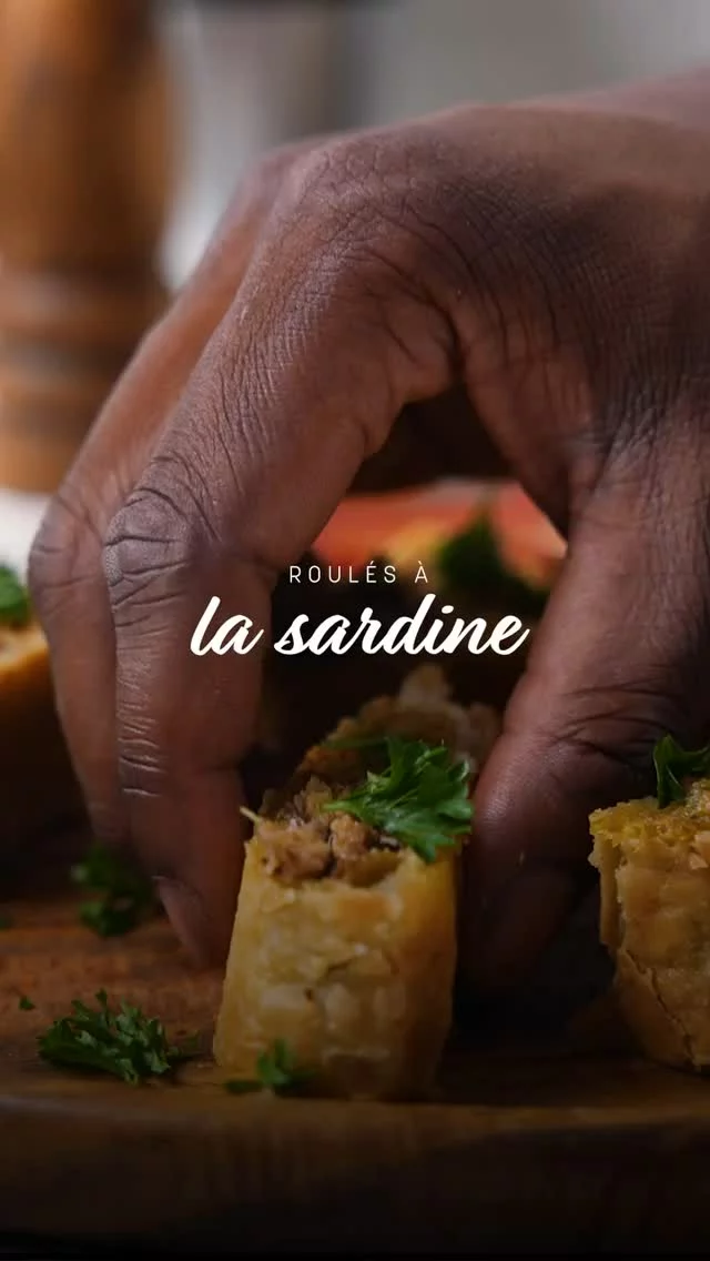 C’est le retour du beau temps et des apéritifs entre amis ! Quoi de mieux que des roulés à la sardine pimentés🌶️ pour mettre tout le monde d’accord… 🔥

Les ingrédients :
- 180 g de sardines en boîte piment de Cayenne Connétable
- 1/2 gousse d’ail épluchée
- 1/4 citron vert
- 1/2 branche de persil coupée grossièrement
- 1/2 branche de ciboule (cives) coupée grossièrement
- 1 cuillère à soupe de sauce soja claire ou du sel à convenance
- 1/2 pincée de clou de girofle en poudre
- 1/2 pincée de bois d’inde en poudre
- 1 rouleaux de pâte feuilletée
- 1/2 jaune d’œuf
- 1/2 petit oignon épluché et coupé grossièrement

Identifiez-nous en story si vous réalisez la recette ! 😉