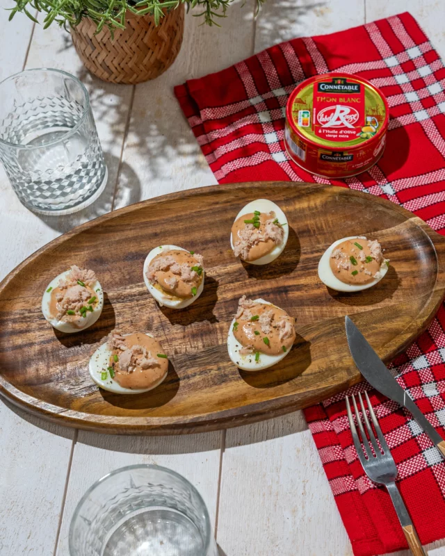 🥚🐟 L'œuf mimosa passe en mode été !
Pour les reproduire simplement chez vous, il vous suffit de suivre ces quelques étapes simples : 

Portez une casserole d'eau à ébullition et plongez-y délicatement les 4 œufs. 
Comptez 9 minutes de cuisson. 
Une fois cuits, refroidissez-les rapidement dans l'eau froide. Écalez-les et prélevez-en les jaunes.

Ciselez 1/2 échalote et hachez finement 1 gousse d'ail. Mélangez-les avec les jaunes, 1 boîte de thon blanc à l’huile d’olive vierge extra Connétable égoutté et 1 cuillère à café de curry. 
Ajoutez la mayonnaise progressivement pour obtenir la texture la plus lisse possible.

Remplissez les blancs d'œufs durs de cette préparation.

À déposer sur une planche, prêts à disparaître en deux bouchées !

Quel est votre apéro d’été préféré ? 💬