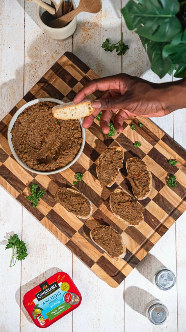 Une tapenade olive & anchois pour l’apéritif ca vous dit ?🤩

Découpez du pain et placez-les au four pour qu’ils soient légèrement dorés.

Versez dans un bol mixeur : 

- 50g d’anchois Connétable
- 250g d’olives vertes dénoyautées
- 100g tomates séchées
- 2 gousses d’ail
- 30g câpres
- 20g persil

Mixez par à-coups pour obtenir une purée avec des petits morceaux.

Rajoutez dans le mixeur 50ml d’huile d’olive et 2c.s de jus de citron, mixez à nouveau pour obtenir une purée grossière.

Bon appétit ! 😋