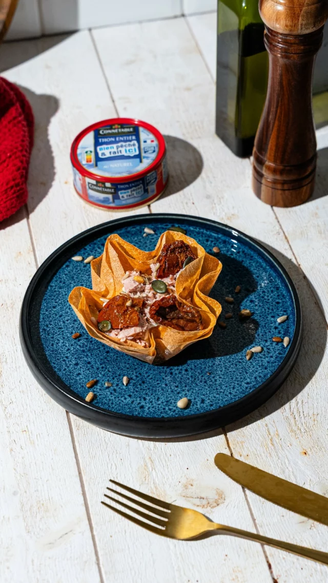 Un fond croustillant, une garniture ultra fraîche… voilà la tartelette qu’on a envie de refaire tout l’été !

On commence par superposer 6 feuilles de bricks avec un filet d’huile d’olive entre chaque, puis on les dépose dans des moules à tartelettes avant de les enfourner à 180°C pendant 5 à 10 minutes, le temps qu’elles dorent bien.

À la sortie du four, on dépose une burrata bien crémeuse, un tour de poivre, puis on ajoute le thon entier Bien pêché & fait ici de Connétable.

Quelques tomates cerises coupées, du basilic frais, une poignée de pistaches concassées… et pour la touche finale, un filet de crème de balsamique (si vous aimez le sucré-salé 😋).

Rapide, savoureux, et parfait à partager : qui teste cette pépite cet été ? ☀️